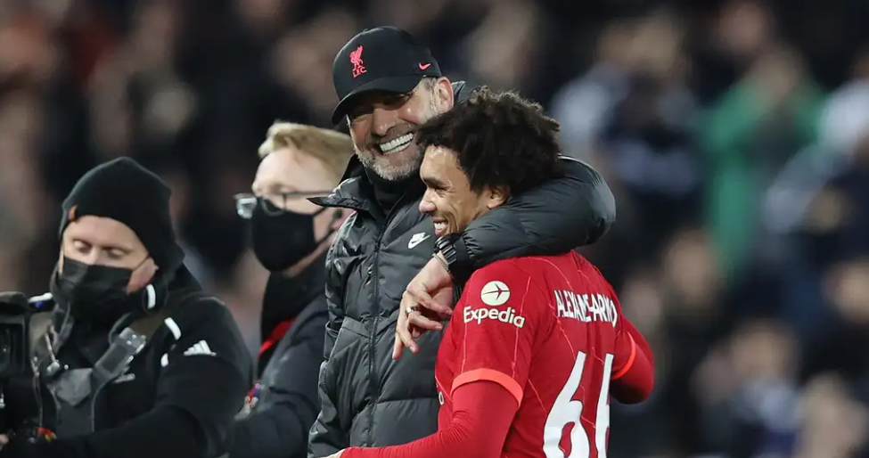 ‘Bagaimana mungkin?!’ – Jurgen Klopp masih kagum dengan ‘highlight reels’ Trent Alexander-Arnold meski Liverpool keluar